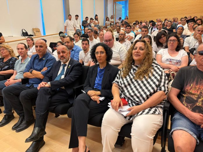 מימין : ורד סרוסי כץ, סגנית הנשיא פרופ׳ סאקס, השר יעקב מרגי ומנכ״ל עמותת יחדיו יאיר באר